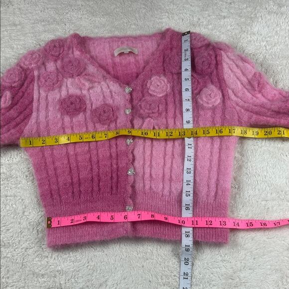 Lait Liza pink cropped cardigan with hand knit roses, med - Picture 4 of 7